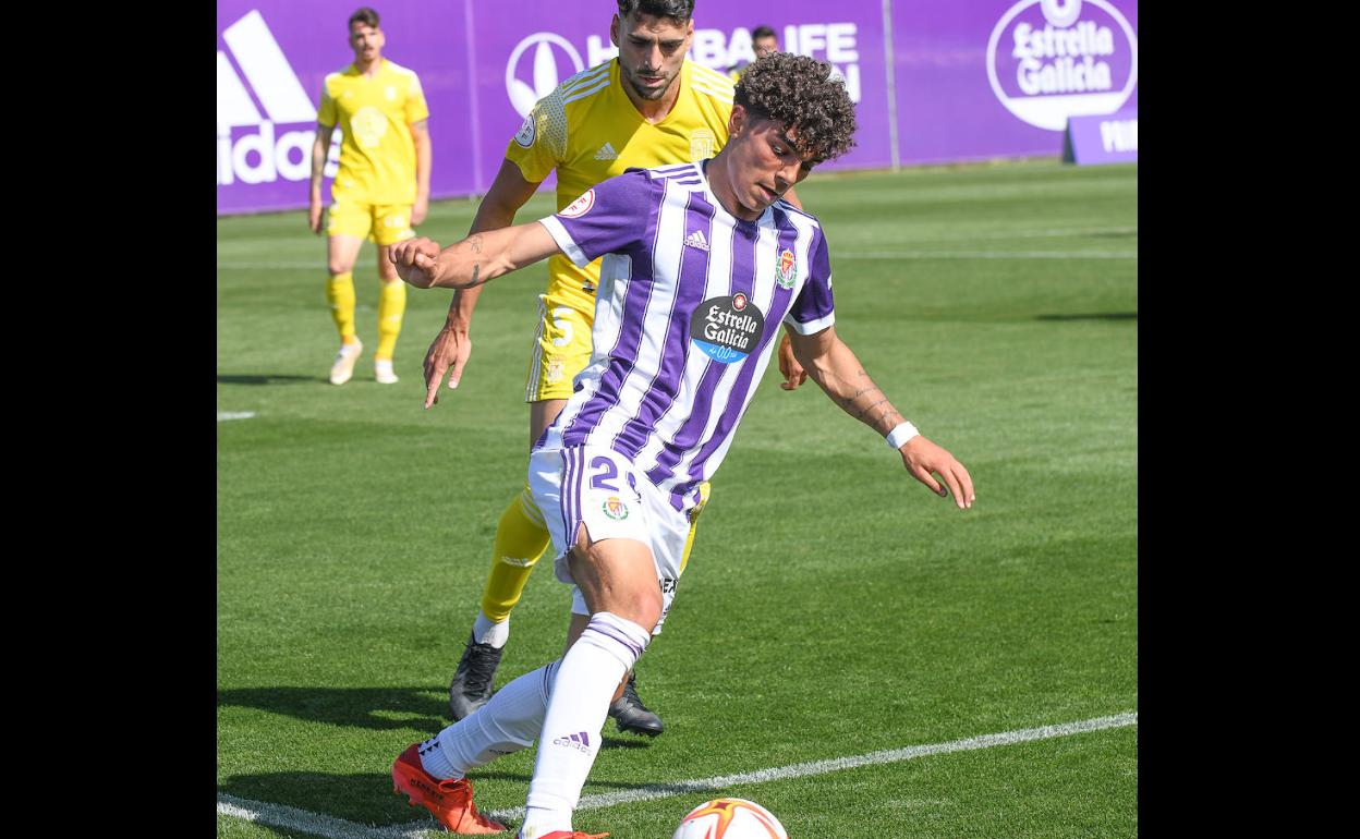 Arroyo controla un balón a punto de salir del campo. 
