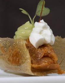 Imagen secundaria 2 - Arriba, la tortilla de patata. Abajo, Benedictine trufado y lechazo pibil. 