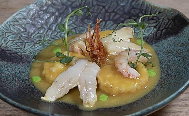 Imagen principal - Arriba, patatas a la importancia con cocochas de merluza y gambas. Abajo, setas, huevo y trufa; y lomo de salmonete. 