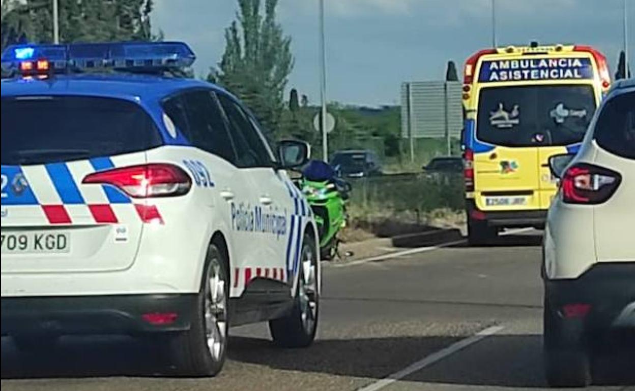 Ambulancia y Policía Municipal en el lugar del accidente. 