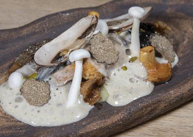 Imagen secundaria 1 - Arriba, patatas a la importancia con cocochas de merluza y gambas. Abajo, setas, huevo y trufa; y lomo de salmonete. 