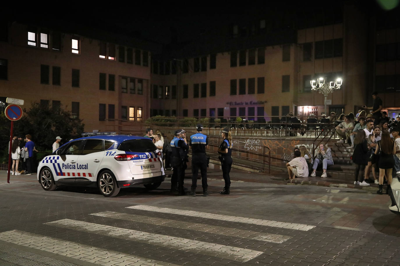 La Policía Local, este viernes por la noche en la plaza del Seminario. 