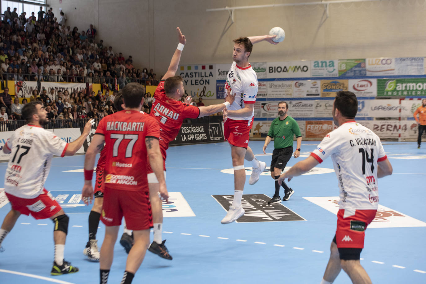 Encuentro entre el BM Nava y el Bada Huesca disputado en el pabellón Guerreros Naveros.