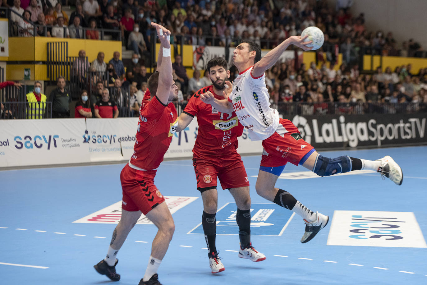 Encuentro entre el BM Nava y el Bada Huesca disputado en el pabellón Guerreros Naveros.