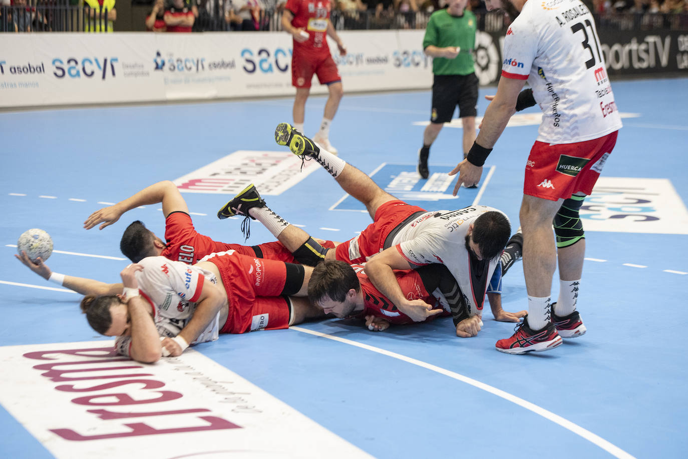 Encuentro entre el BM Nava y el Bada Huesca disputado en el pabellón Guerreros Naveros.