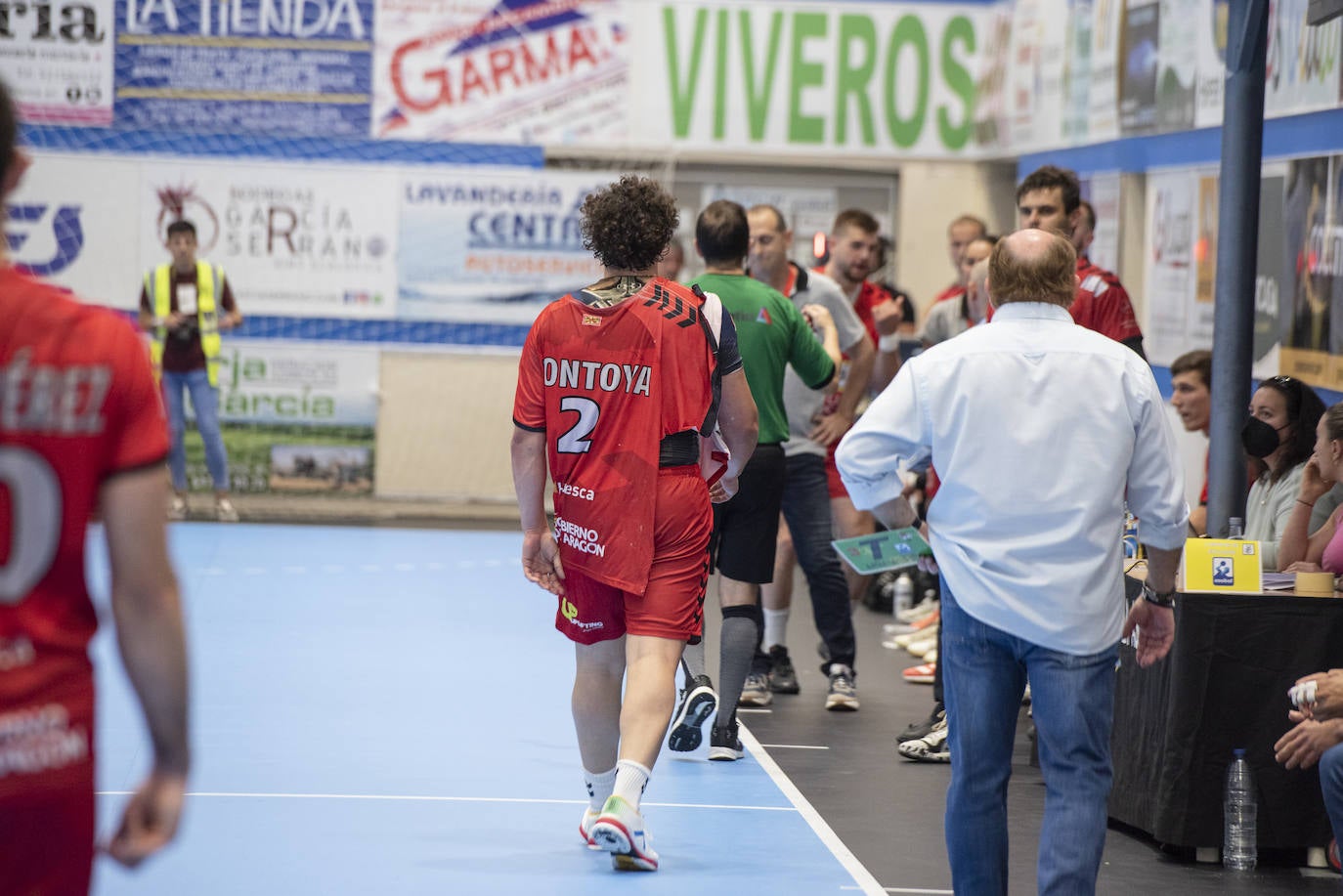 Encuentro entre el BM Nava y el Bada Huesca disputado en el pabellón Guerreros Naveros.