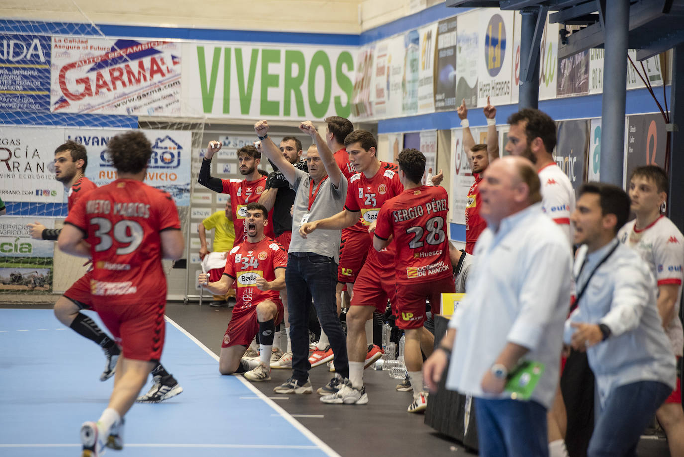 Encuentro entre el BM Nava y el Bada Huesca disputado en el pabellón Guerreros Naveros.