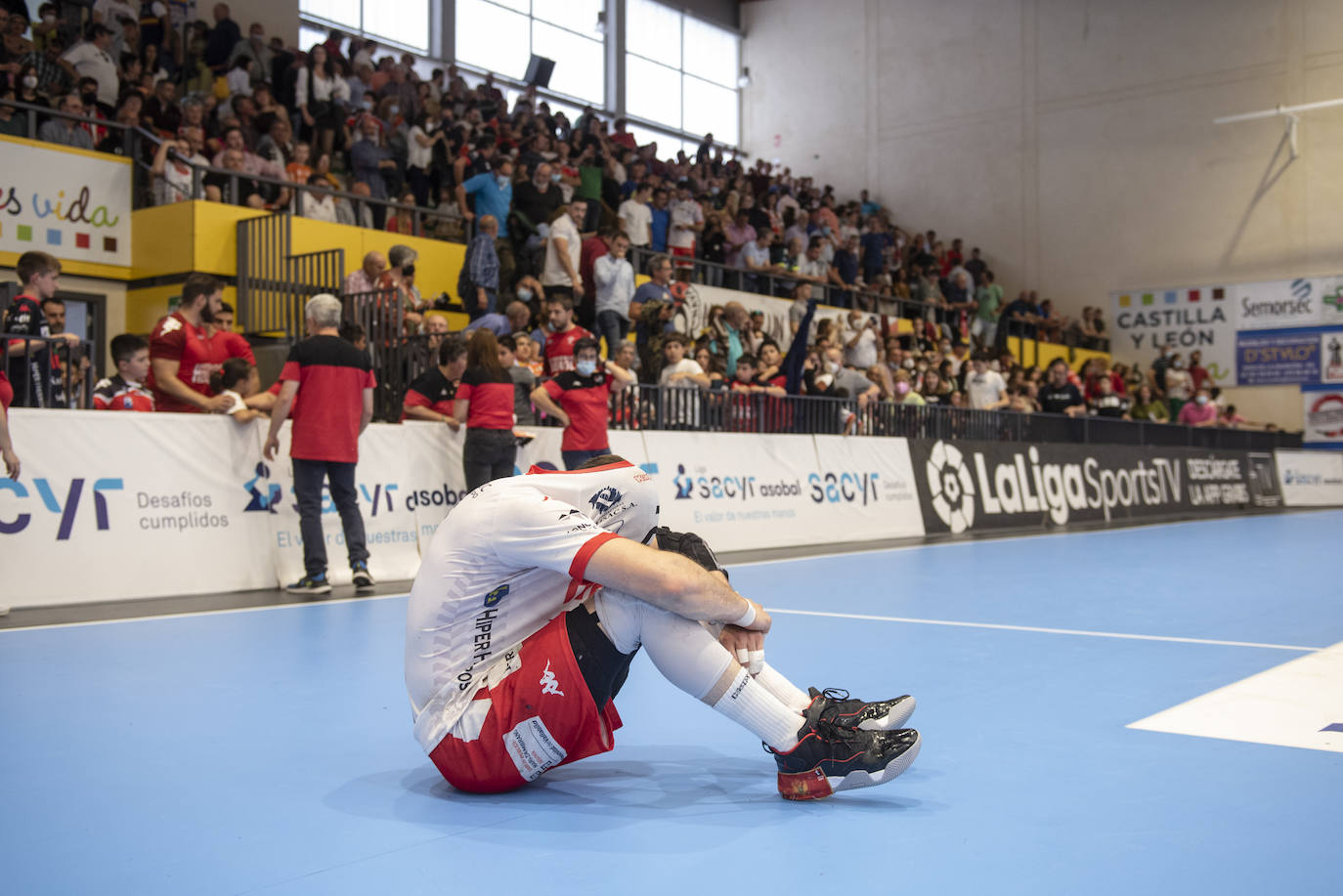 Encuentro entre el BM Nava y el Bada Huesca disputado en el pabellón Guerreros Naveros.