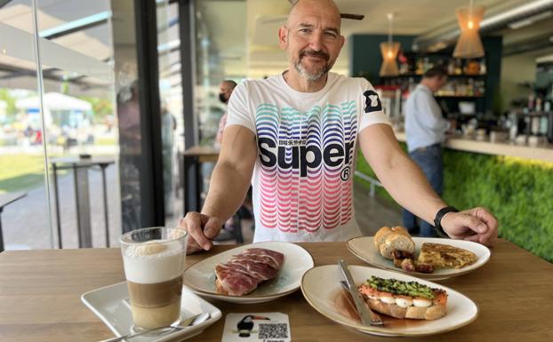 Adolfo Lorenzo, del Selvático, con los desayunos más escogidos de su local. 