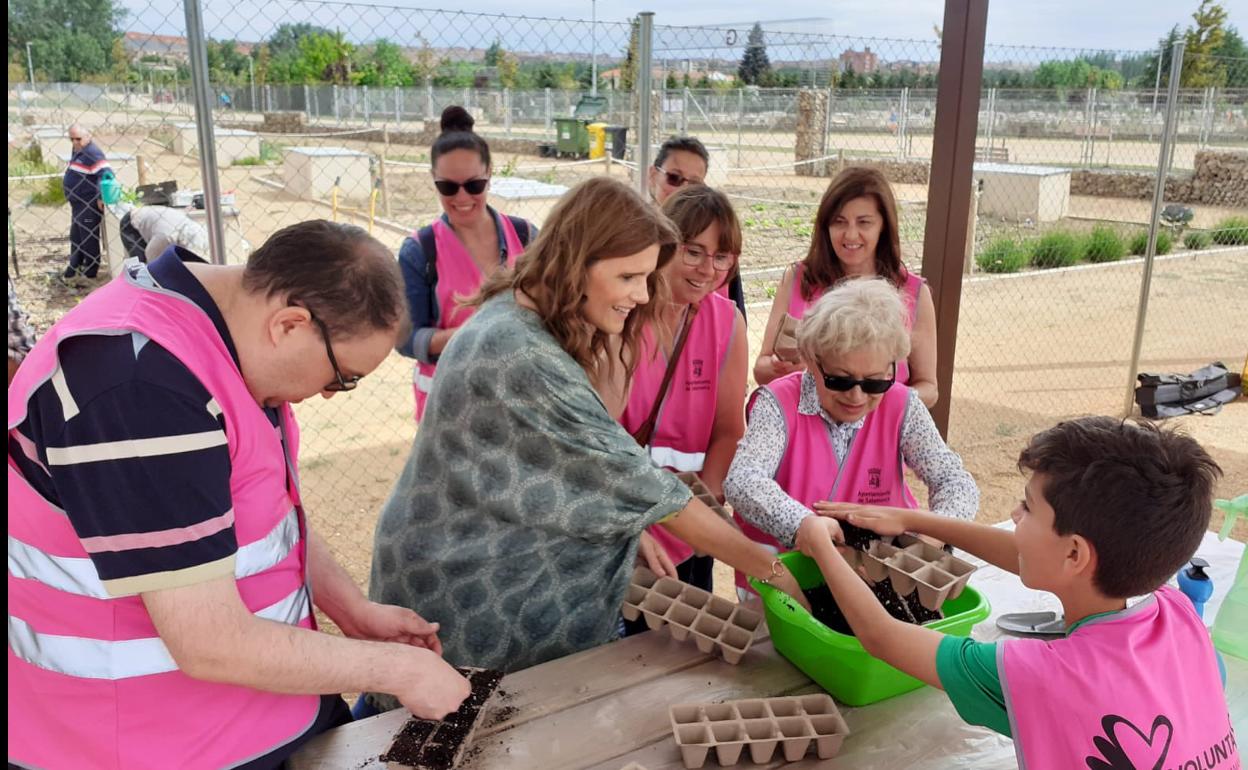 La concejala, con participantes en la actividad.