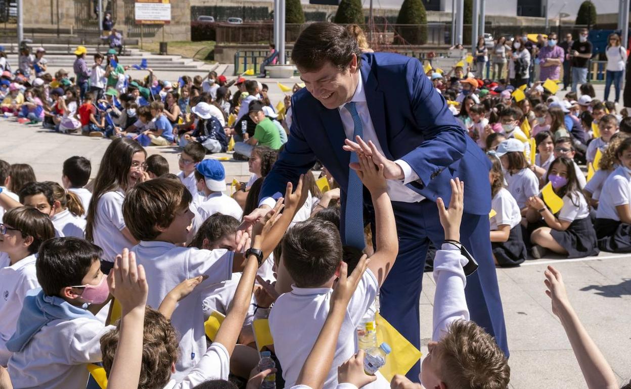 Mañueco saluda a los niños presentes en el acto.