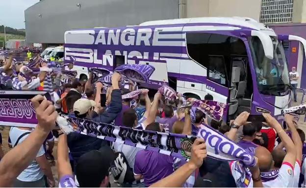 Los aficionados reciben al Real Valladolid. 