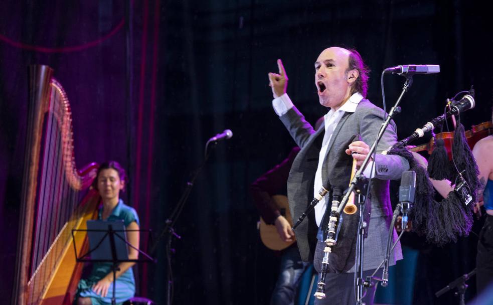 El gaitero Carlos Núñez puso ritmo al segundo día de fiestas del patrón con un concierto marcado por la inestabilidad meteorológica. 