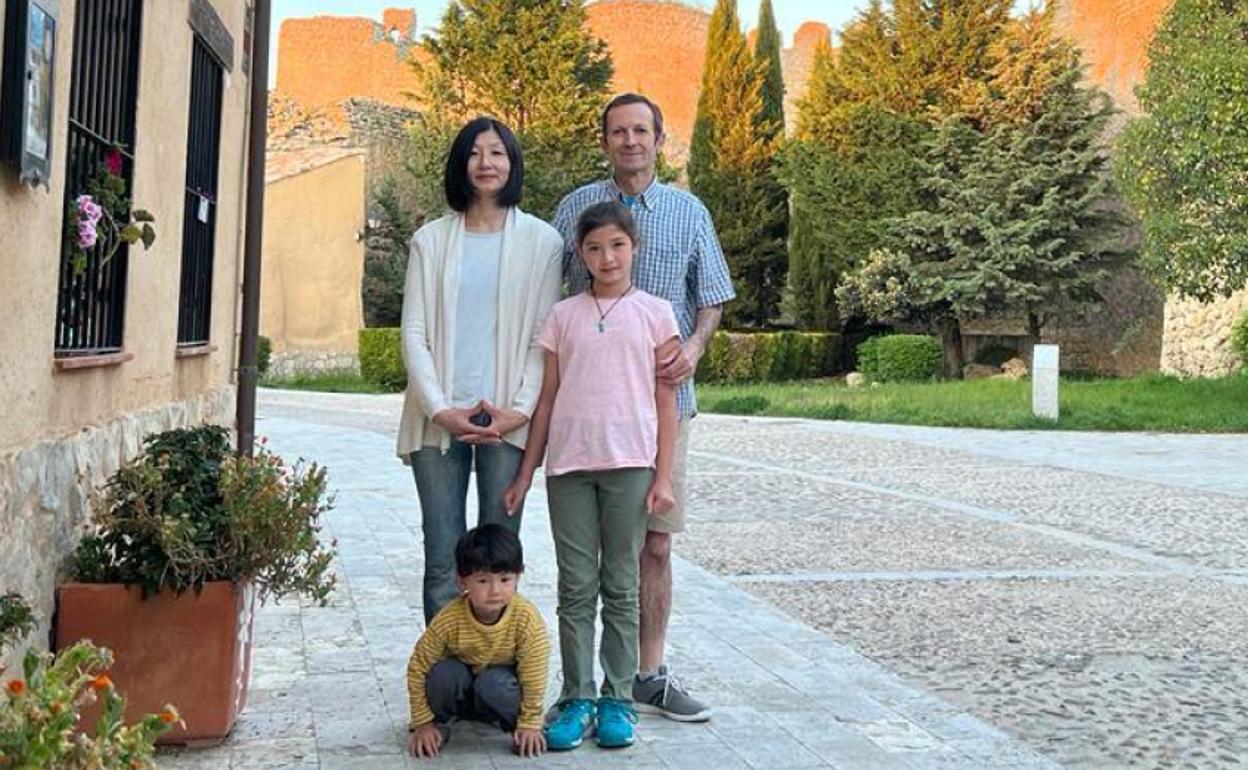 Pedro Pablo Vega manrique y su familia en la casa rural que regenta en Urueña. 