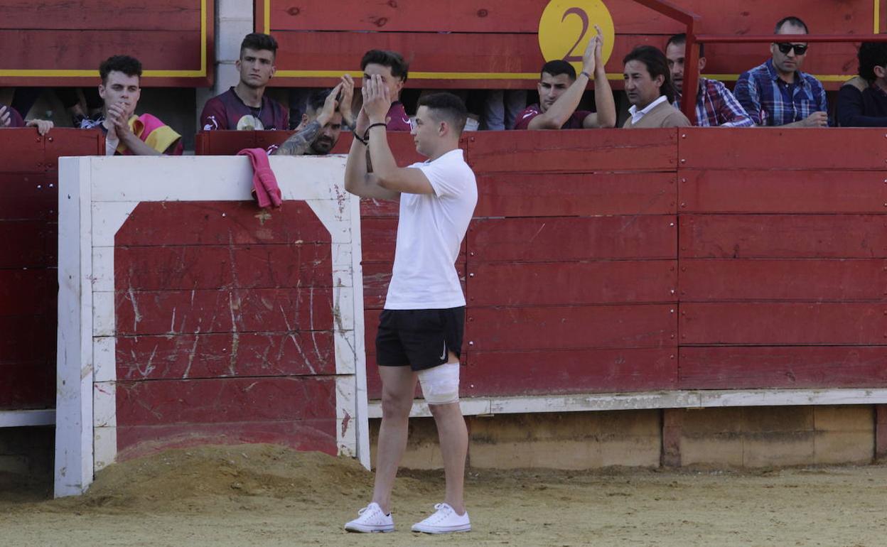 José María Carreras 'Misu', con el muslo vendado, recibió la ovación del público y sus compañeros de concurso. 