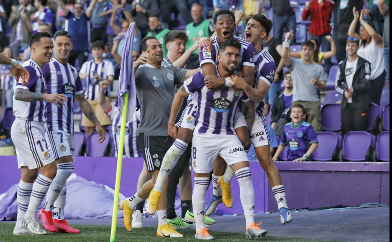 Plata y Aguado se suben a la espalda de Monchu, que marcó el segundo en su primera intervención. 