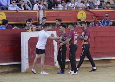 Imagen secundaria 1 - Arriba, foto de familia. Abajo, 'Misu' recibe la ovación de sus compañeros y Javier Manso 'Balotelli', que se proclamó campeón.