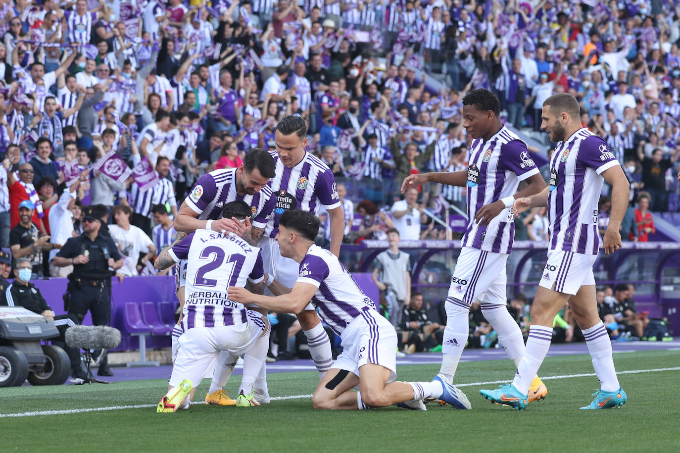 Los jugadores abrazan a Iván Sánchez tras anotar el 1-0