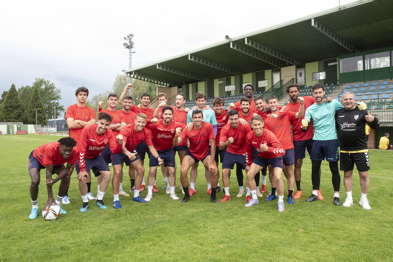 La plantilla de la Gimnástica Segoviana, este sábado, antes del último entrenamiento antes de viajar a Vigo. 