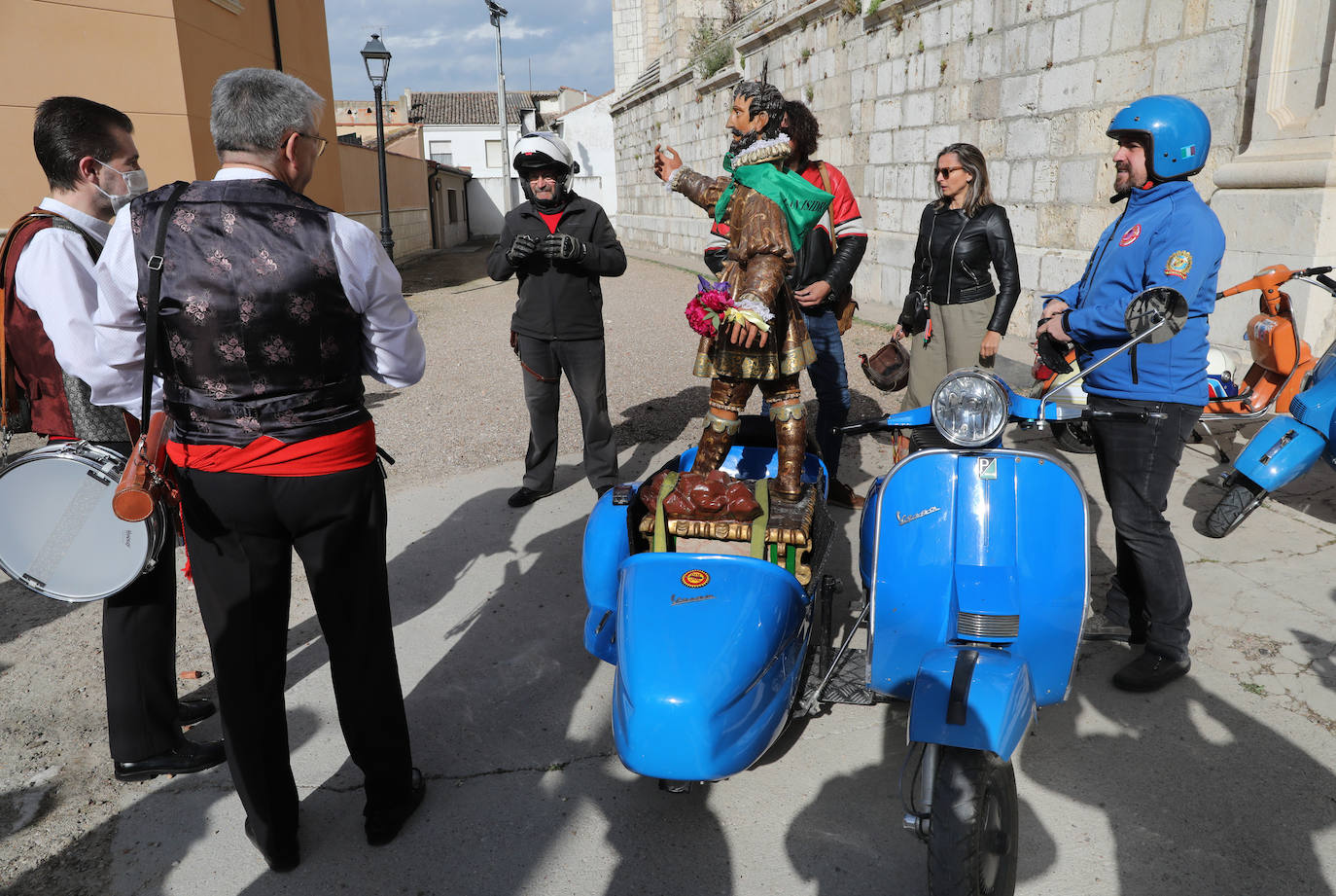 El Santo es trasladado en un sidecar por la autovía hasta el Monasterio de La Trapa.