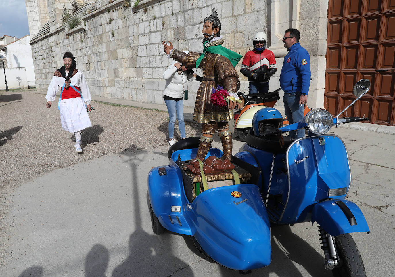 El Santo es trasladado en un sidecar por la autovía hasta el Monasterio de La Trapa.