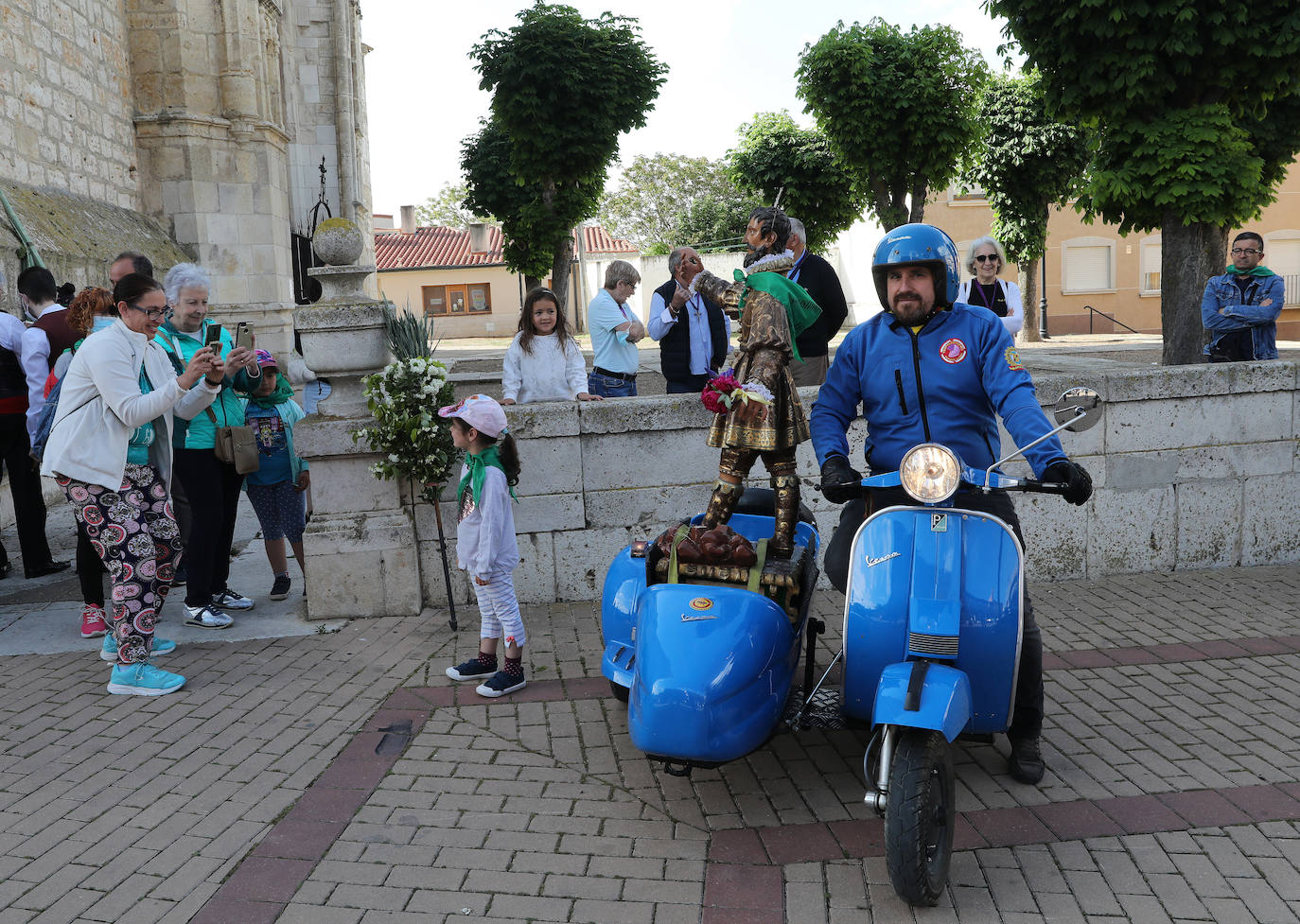 El Santo es trasladado en un sidecar por la autovía hasta el Monasterio de La Trapa.