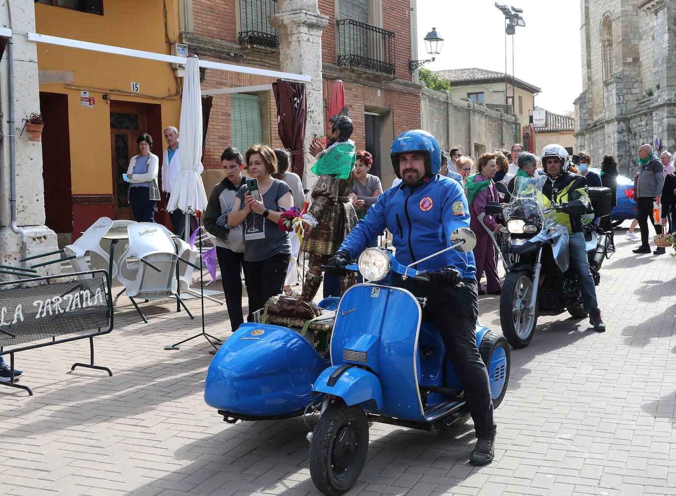 El Santo es trasladado en un sidecar por la autovía hasta el Monasterio de La Trapa.