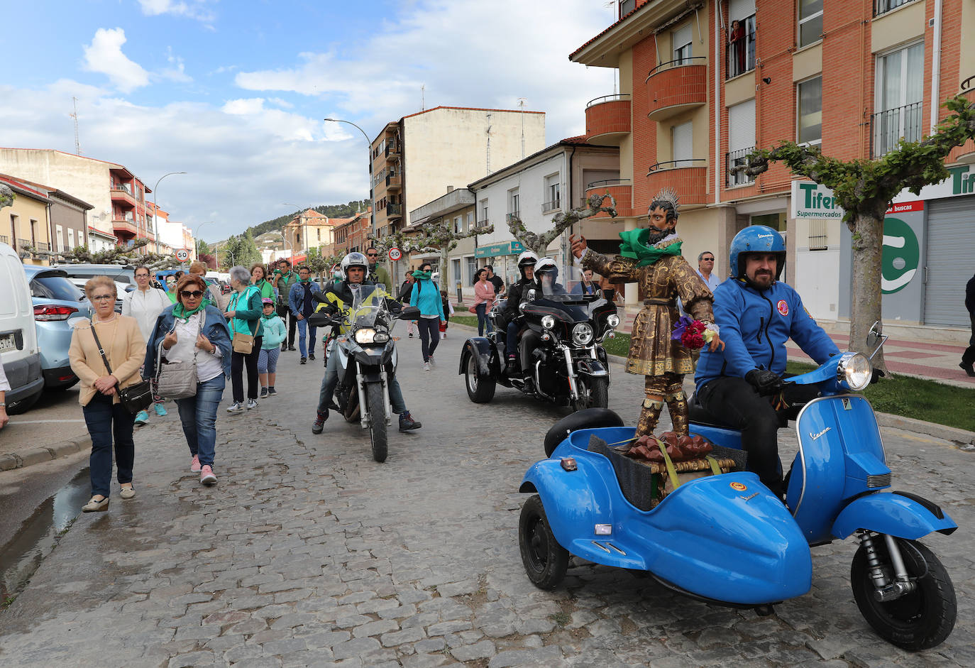 El Santo es trasladado en un sidecar por la autovía hasta el Monasterio de La Trapa.