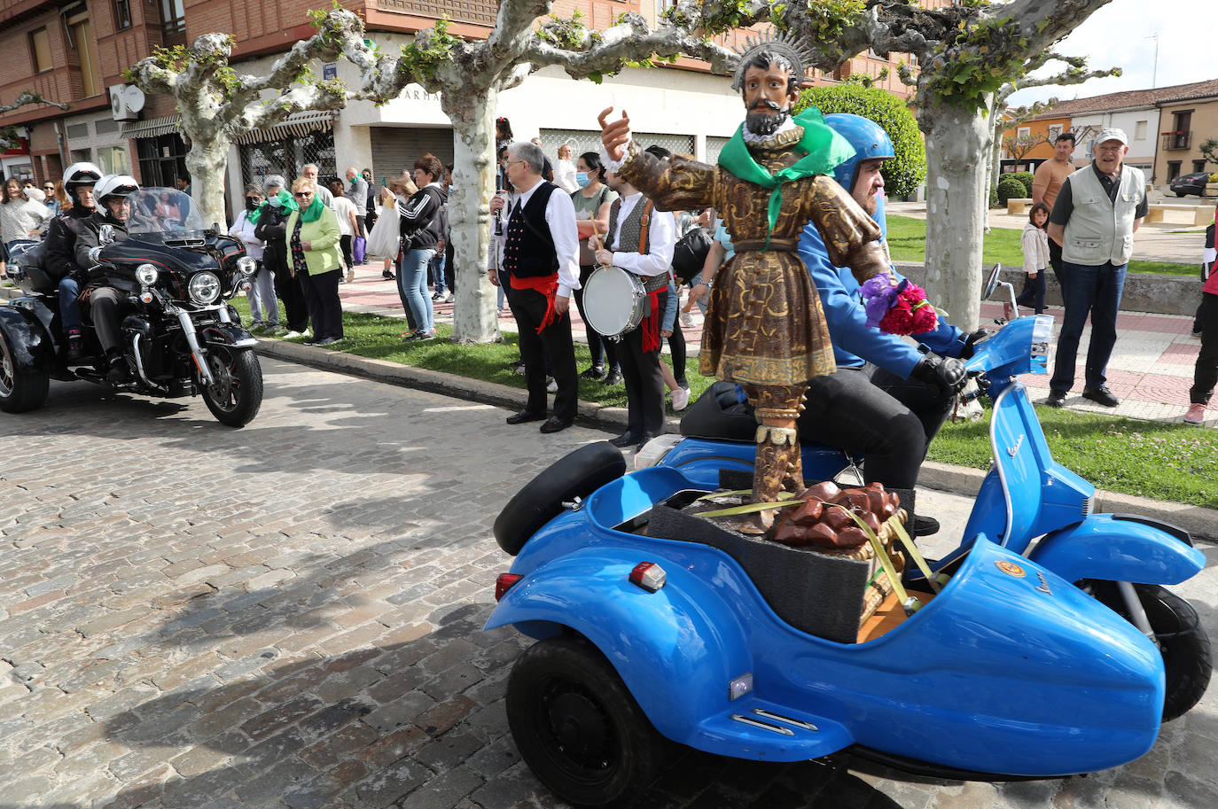 El Santo es trasladado en un sidecar por la autovía hasta el Monasterio de La Trapa.