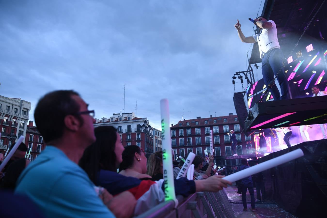 Fotos: El espectáculo de la París de Noia llega a la Plaza Mayor de Valladolid (2/2)