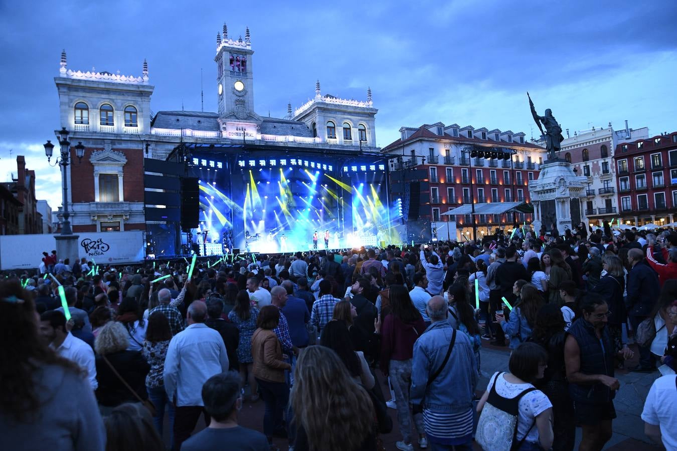 Fotos: El espectáculo de la París de Noia llega a la Plaza Mayor de Valladolid (1/2)