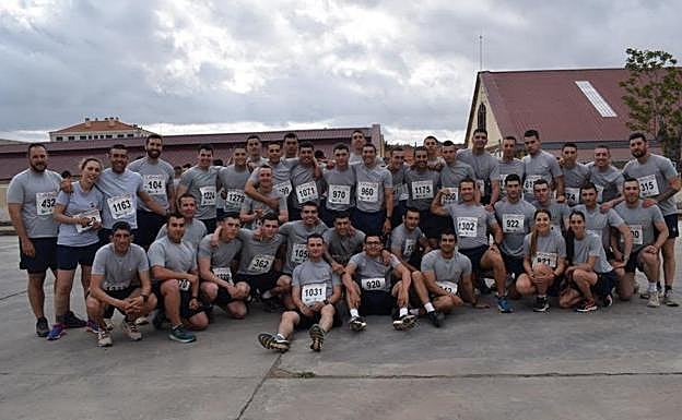 Imagen principal - Antonio Fraile y Sandra Santamaría vencen en el regreso de la Cívico Militar San Fernando a Salamanca
