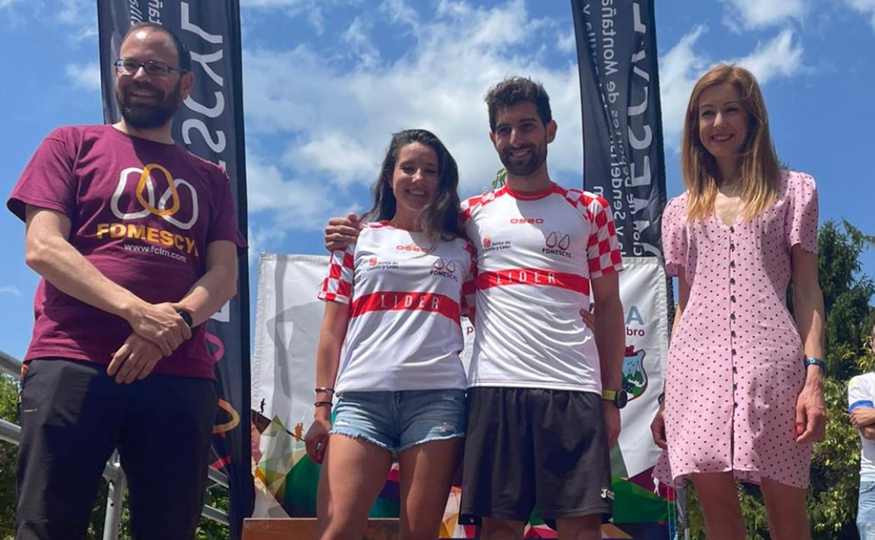 Celia Lorenzo y Pablo Santos, nuevos líderes de la Copa de Castilla y León de Carreras por Montaña, junto al presidente de FDMESCYL, Javier González, y la alcaldesa de Miranda de Ebro, Aitana Hernando.