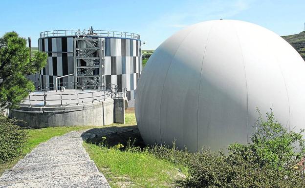 Gasómetro (bola blanca) y el digestor anaerobio de fangos. 