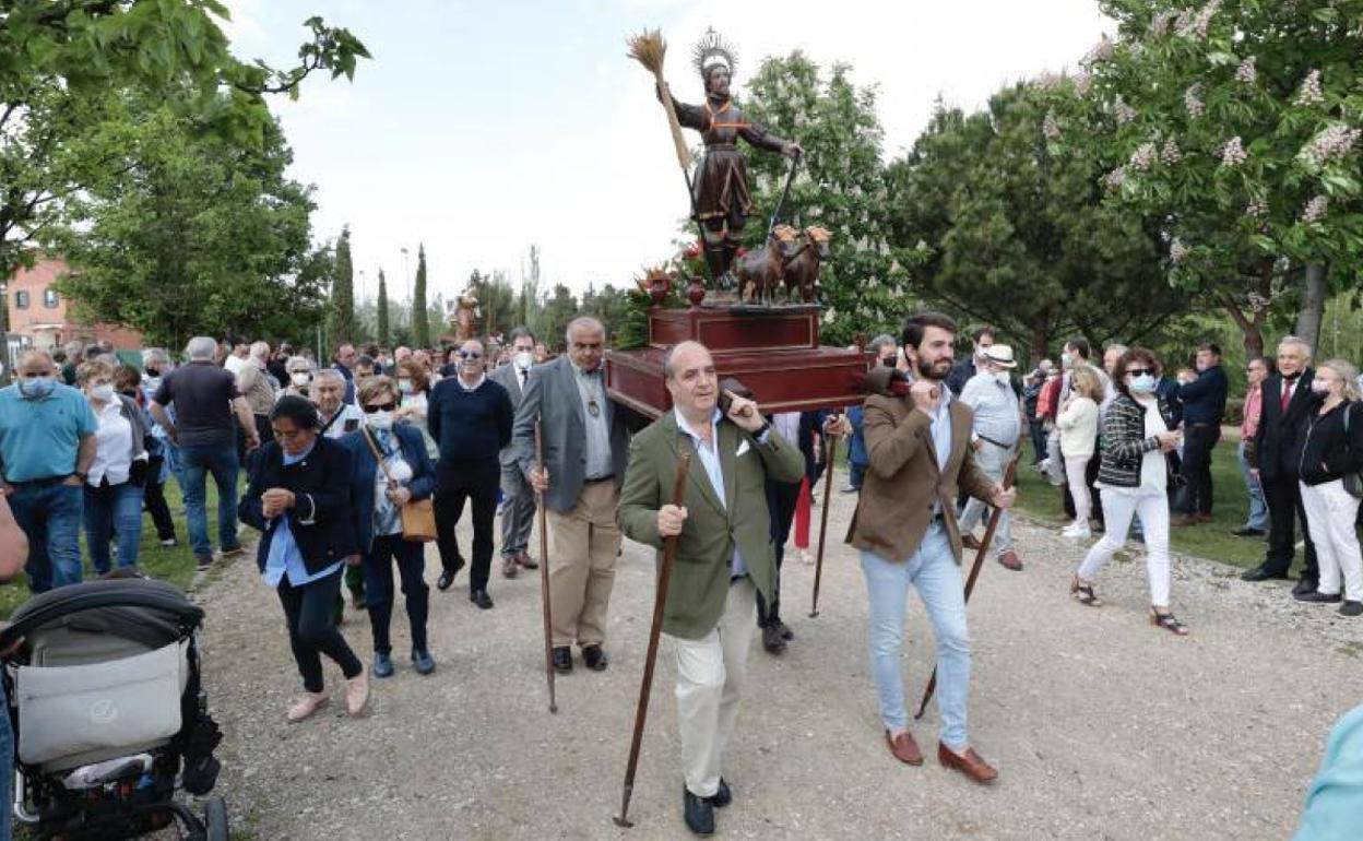 El vicepresidente de la Junta, Juan García-Gallardo, fue uno de los encargados de portar la talla de San Isidro en Valladolid.