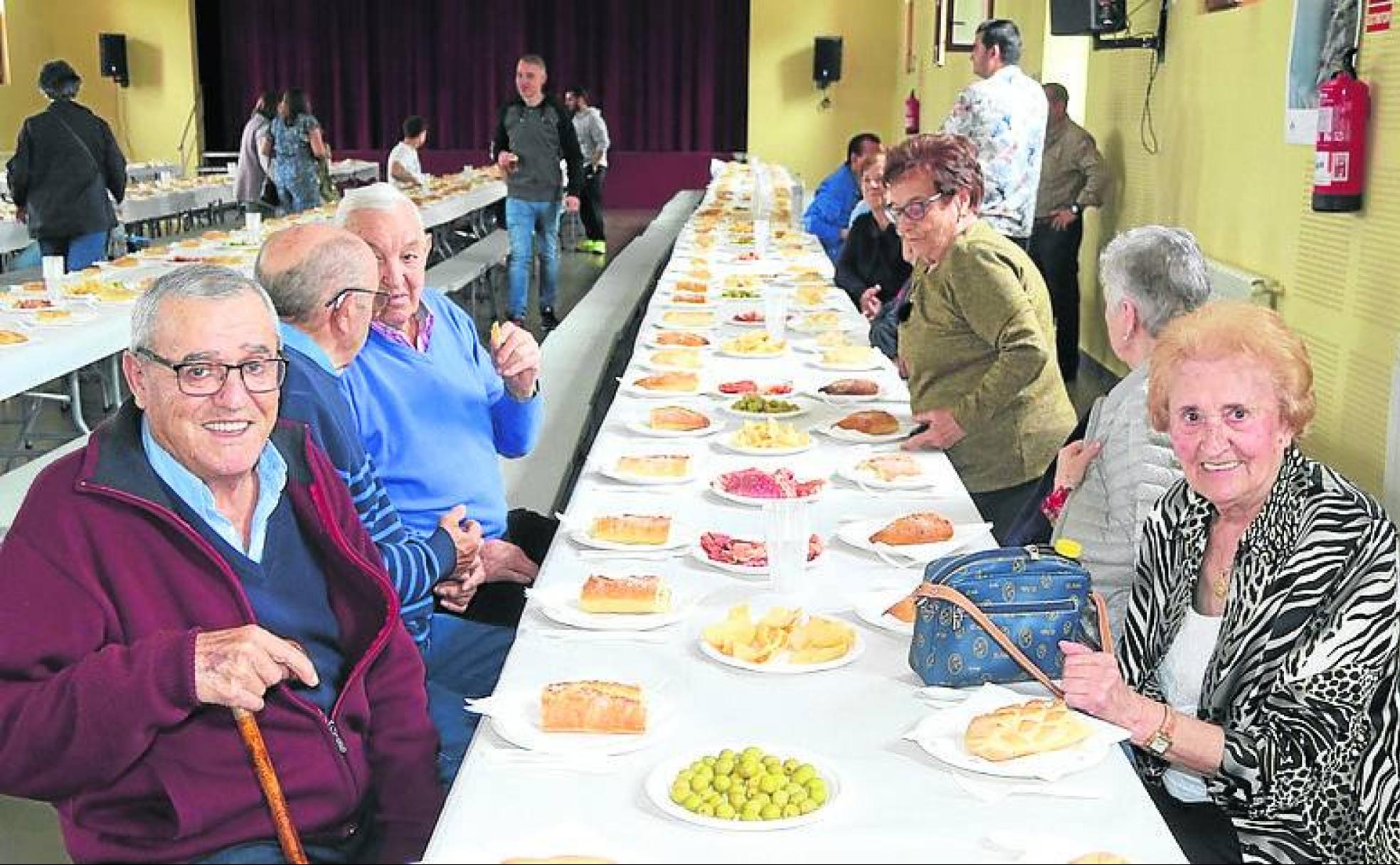 Los vecinos disfrutan de la 'Gran Isidrada'. 