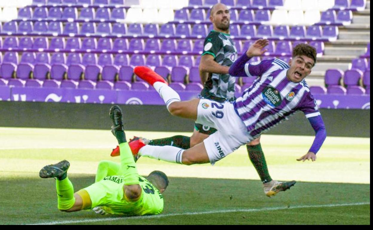 Arroyo cae ante el portero cántabro en el partido de la priemra vuelta