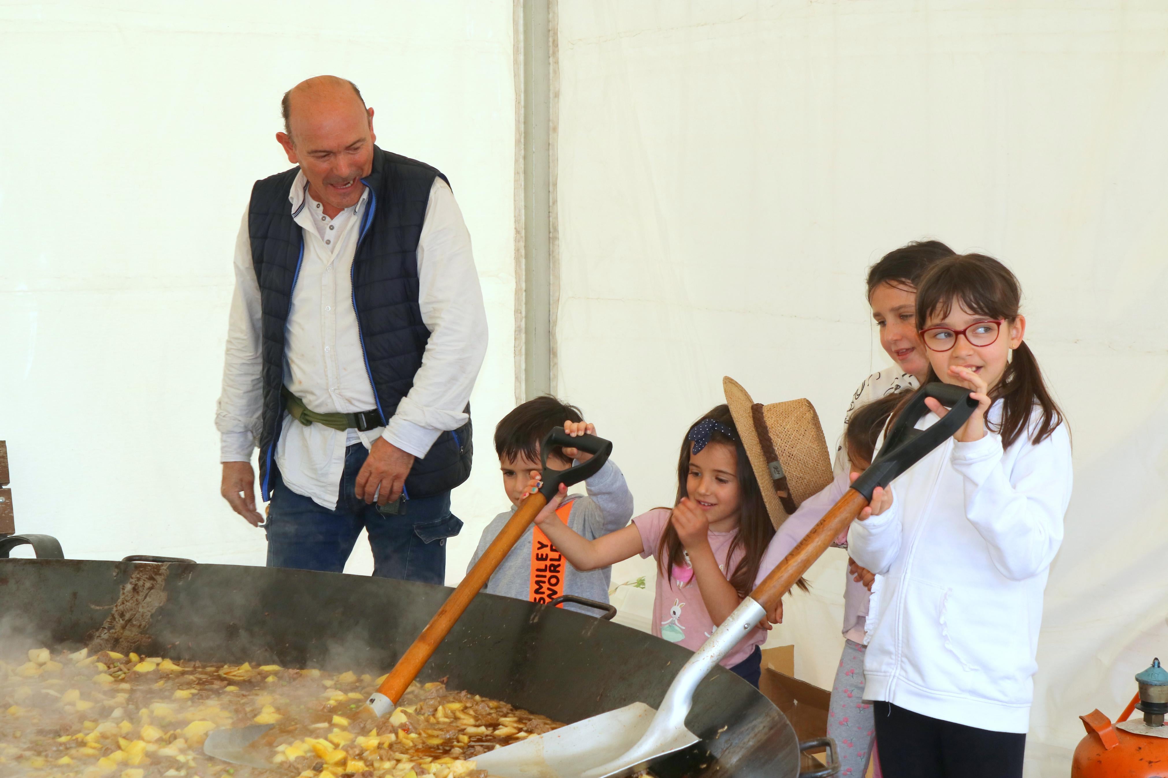 Más de cuatrocientos vecinos disfrutan de la 'Gran Isidrada'