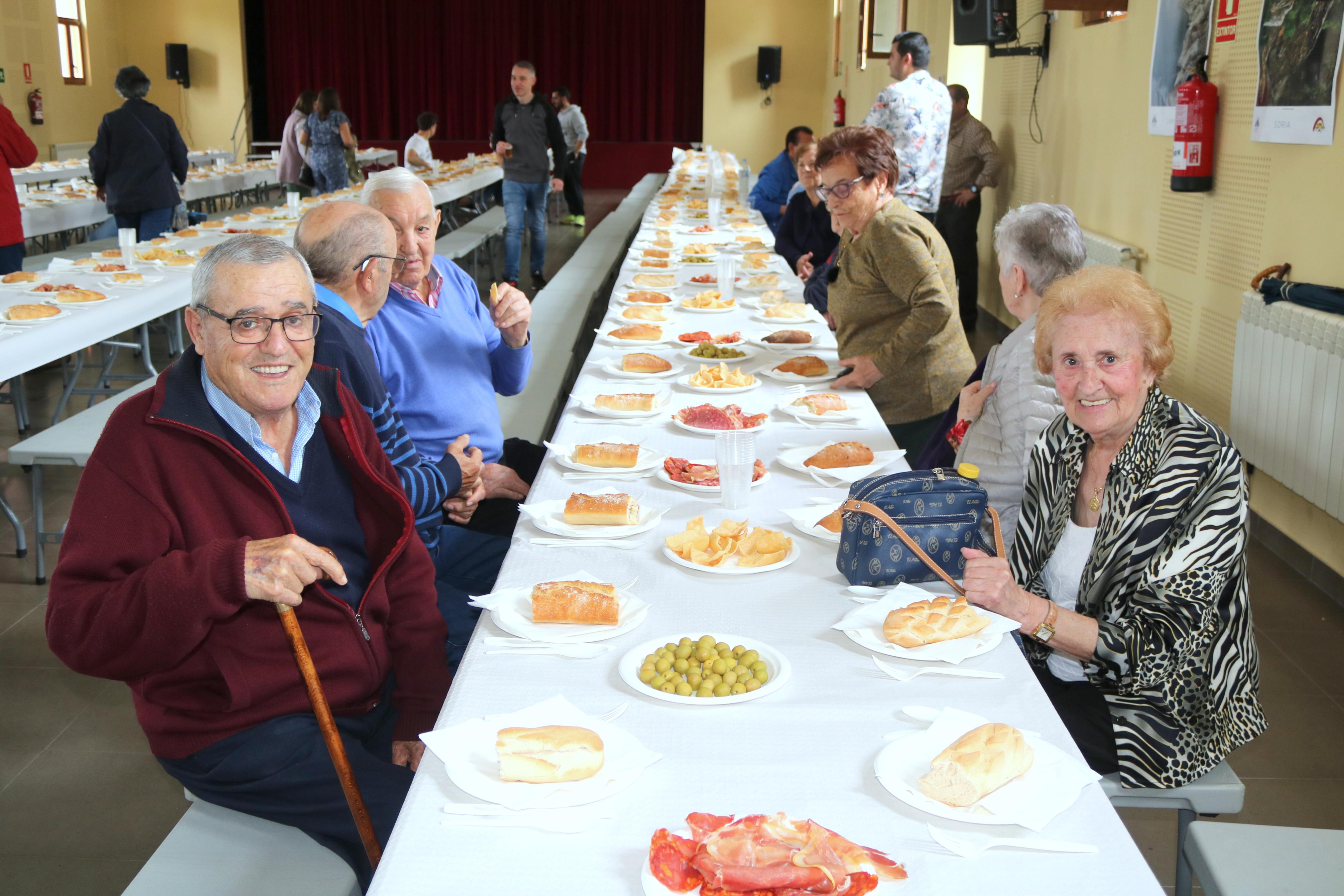 Más de cuatrocientos vecinos disfrutan de la 'Gran Isidrada'