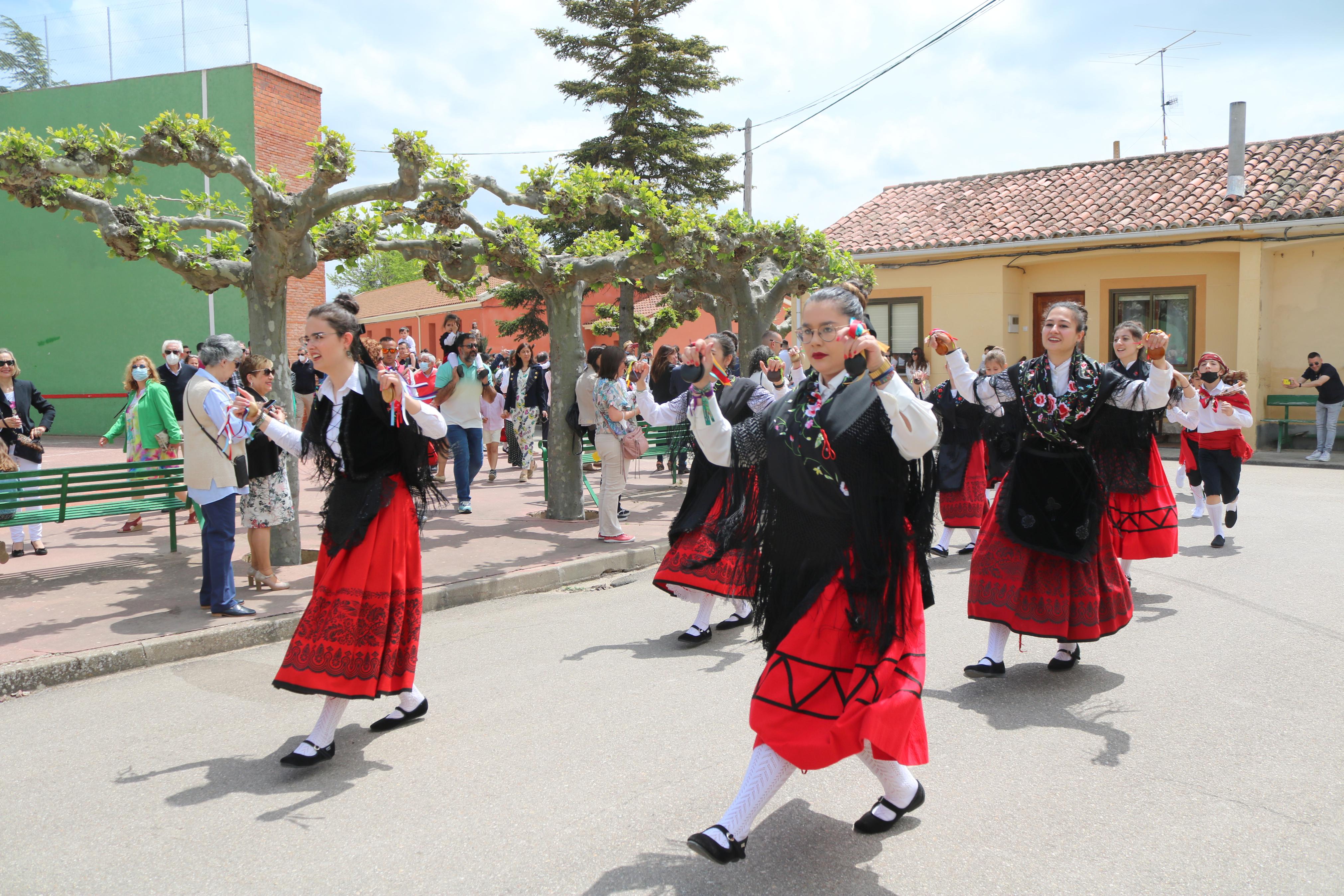 Decenas de danzantes participaron en la fiesta en honor a San Isidro Lavr