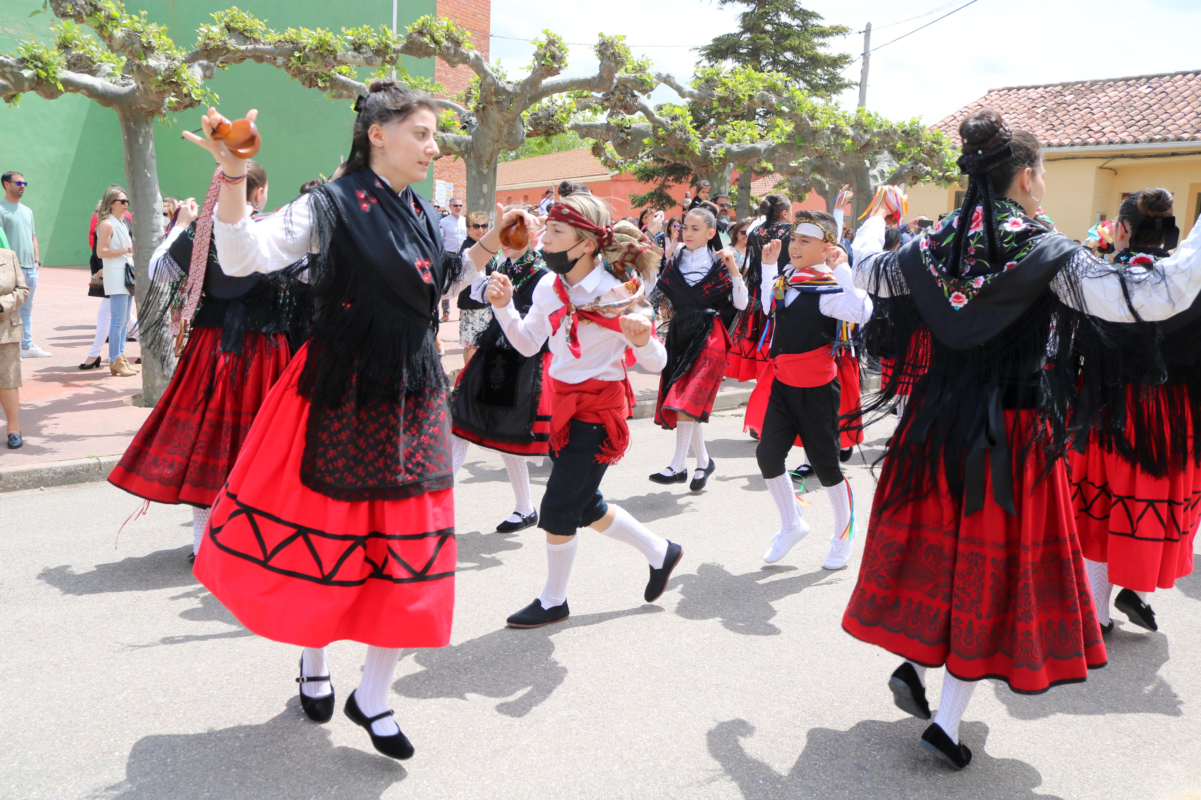 Decenas de danzantes participaron en la fiesta en honor a San Isidro Lavr