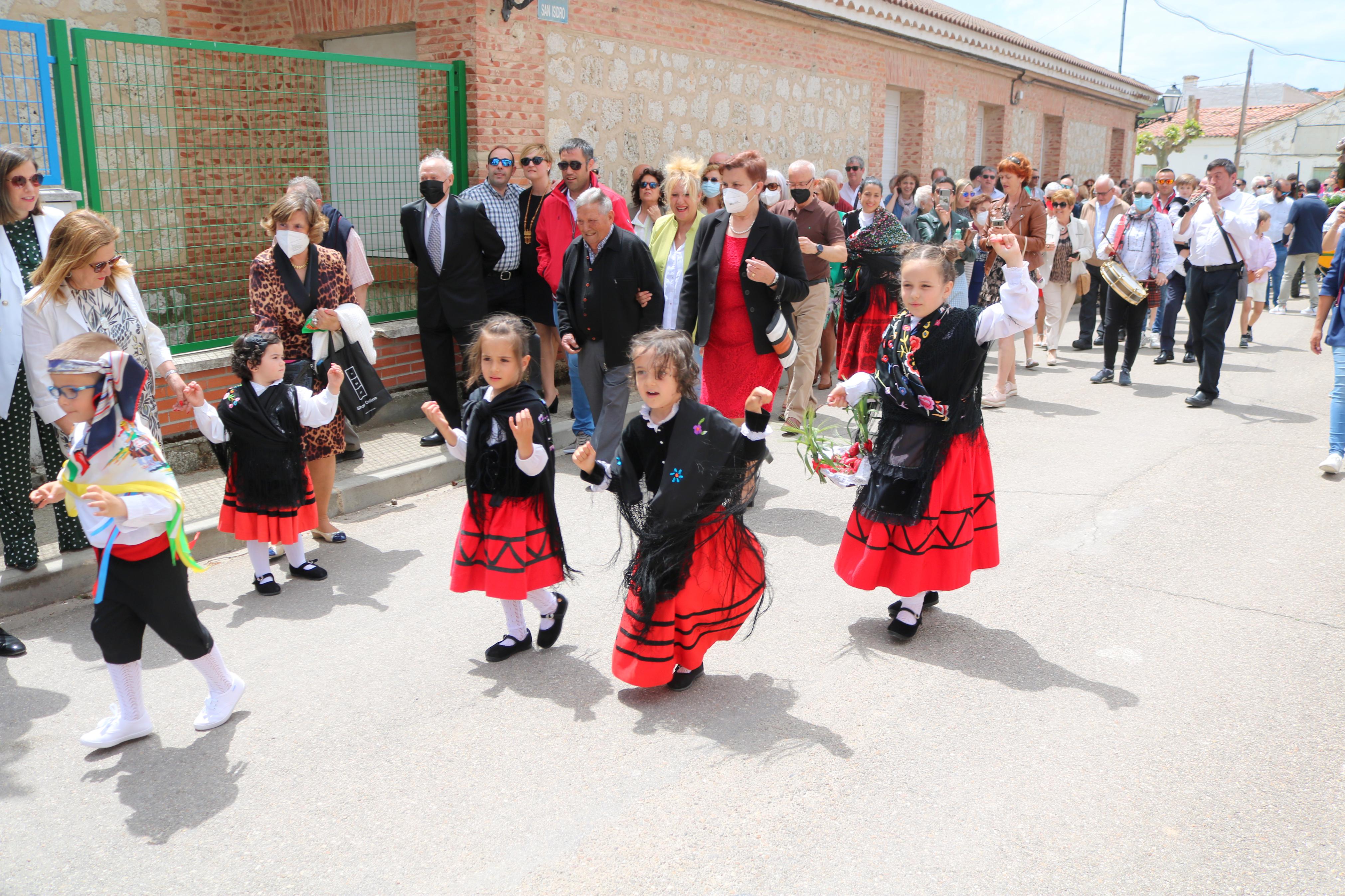 Decenas de danzantes participaron en la fiesta en honor a San Isidro Lavr