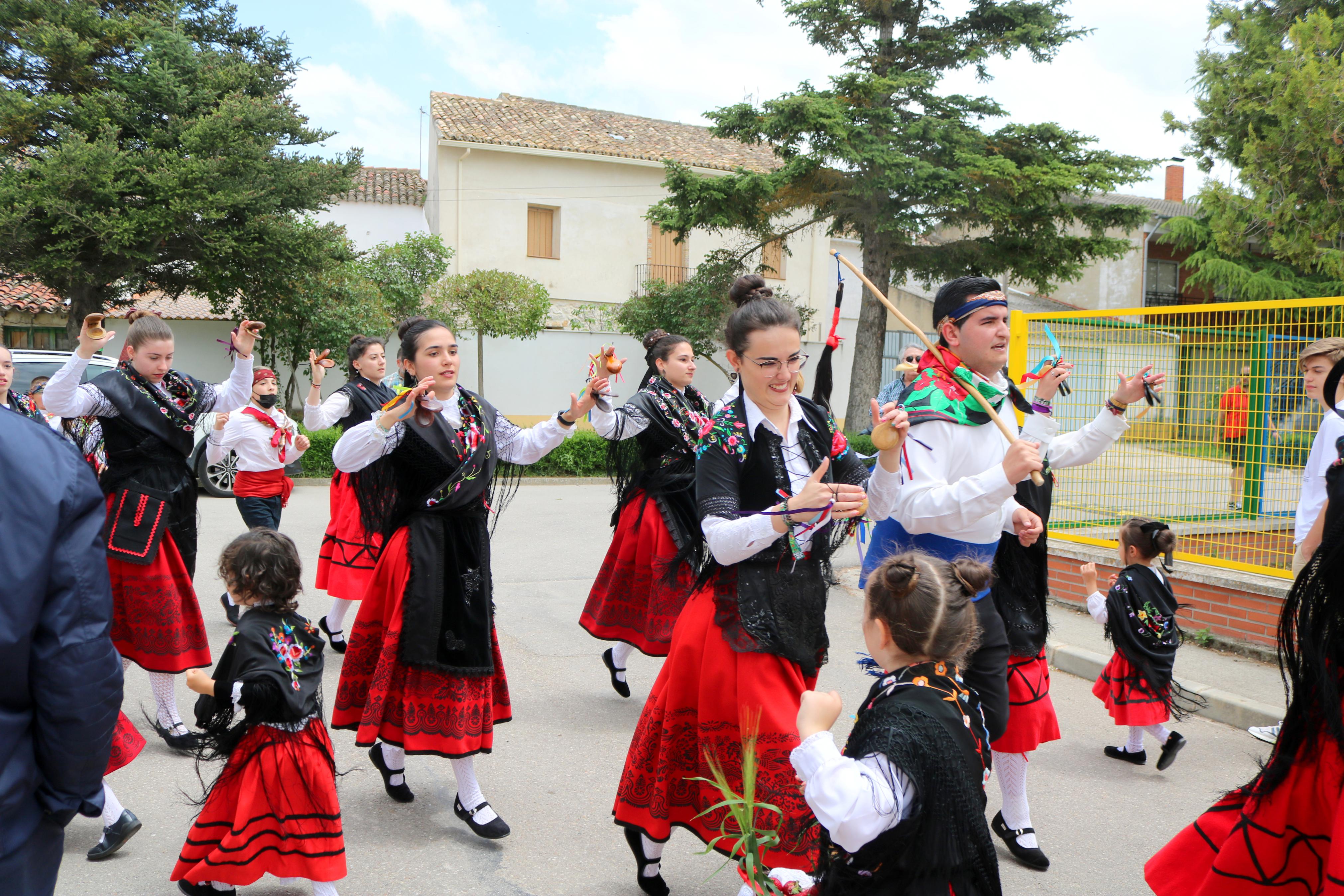 Decenas de danzantes participaron en la fiesta en honor a San Isidro Lavr