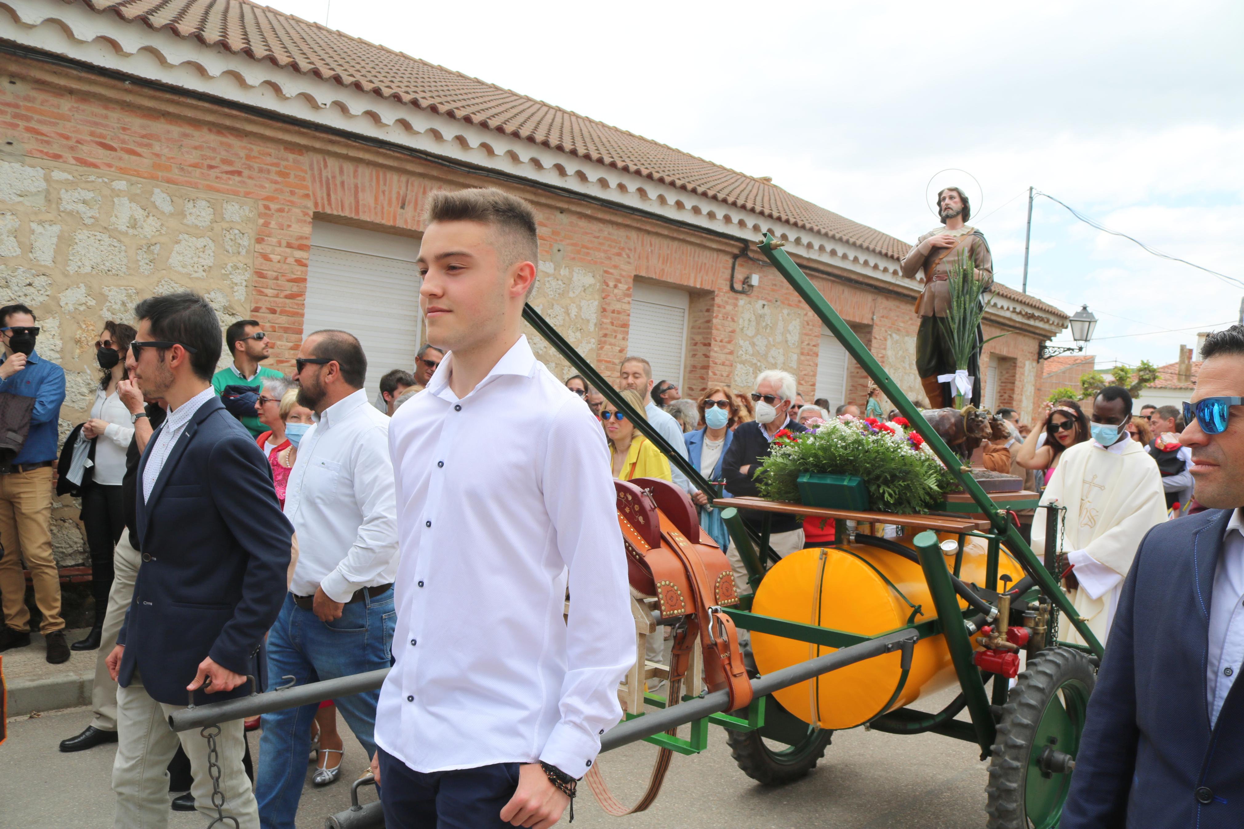 Decenas de danzantes participaron en la fiesta en honor a San Isidro Lavr