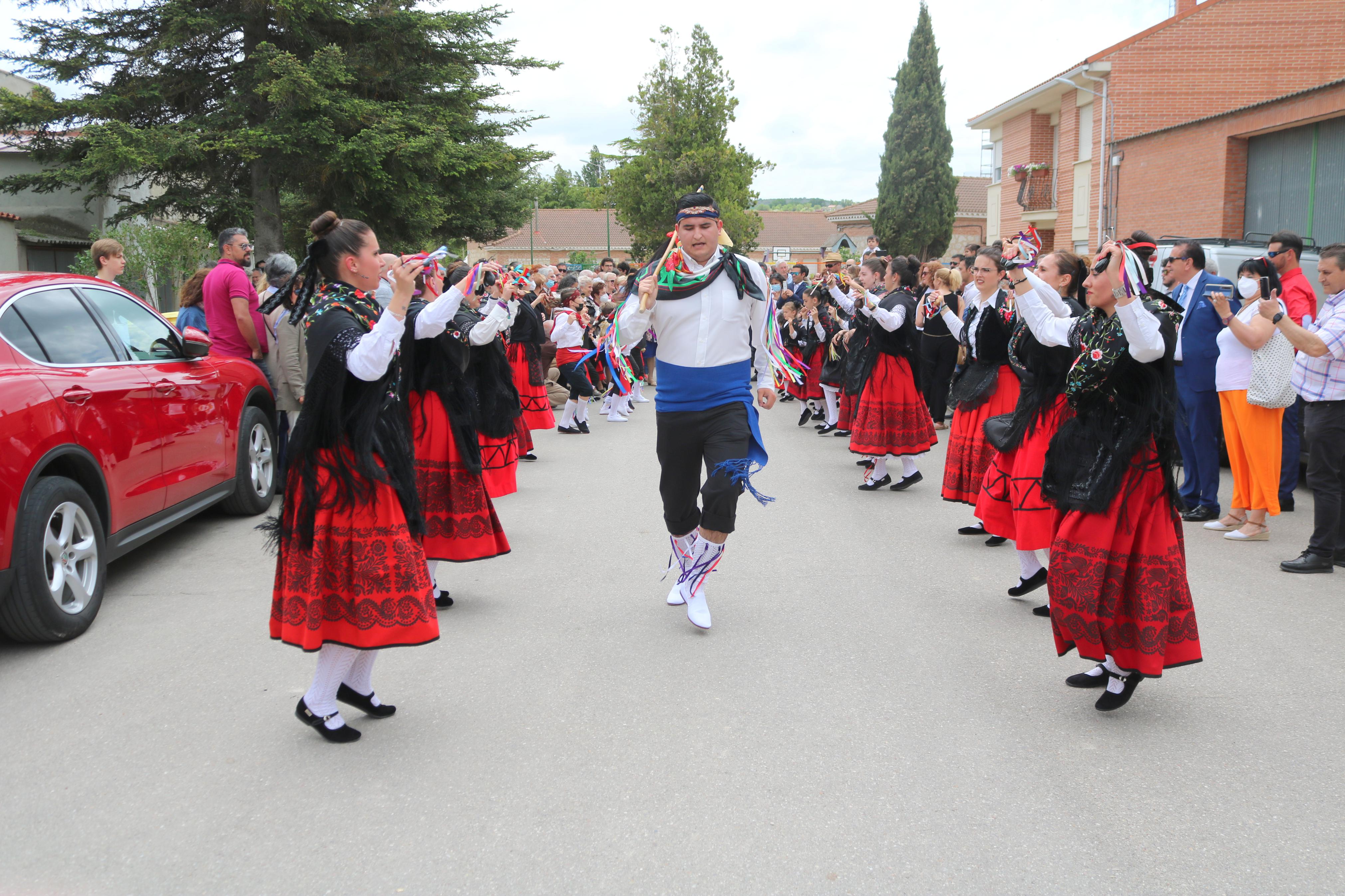 Decenas de danzantes participaron en la fiesta en honor a San Isidro Lavr