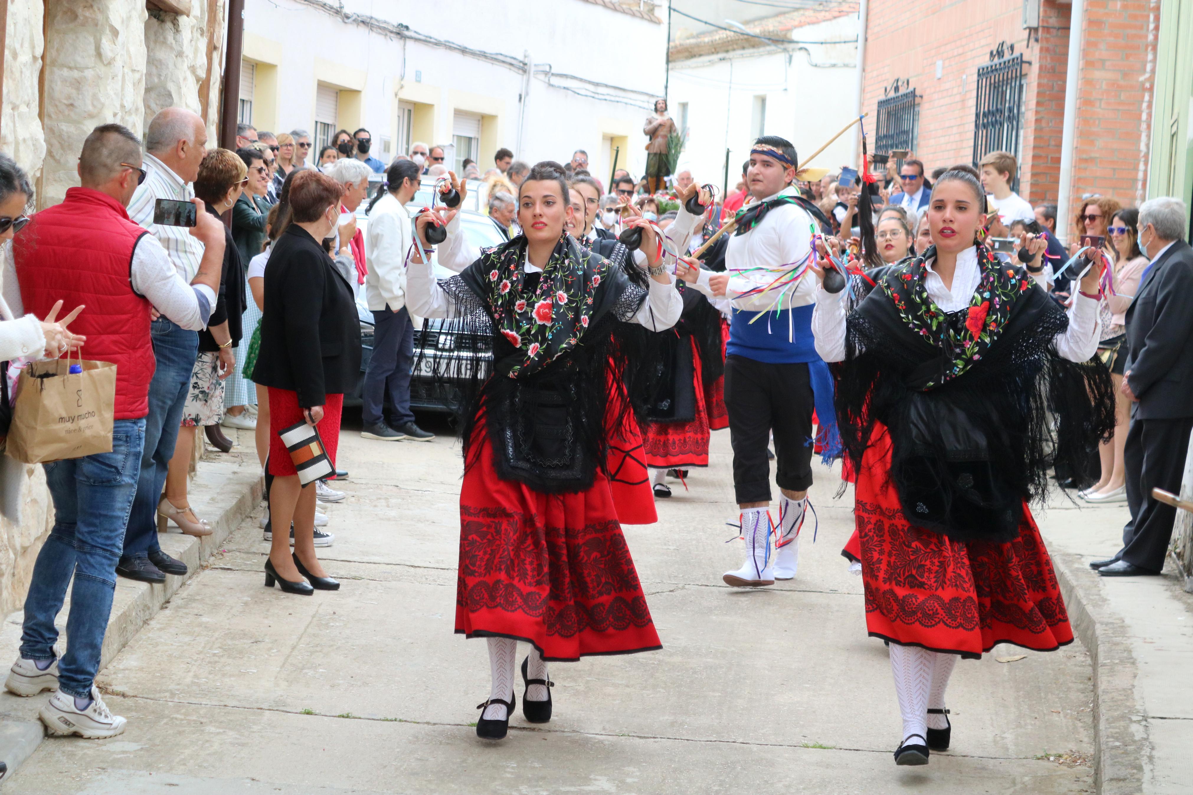 Decenas de danzantes participaron en la fiesta en honor a San Isidro Lavr