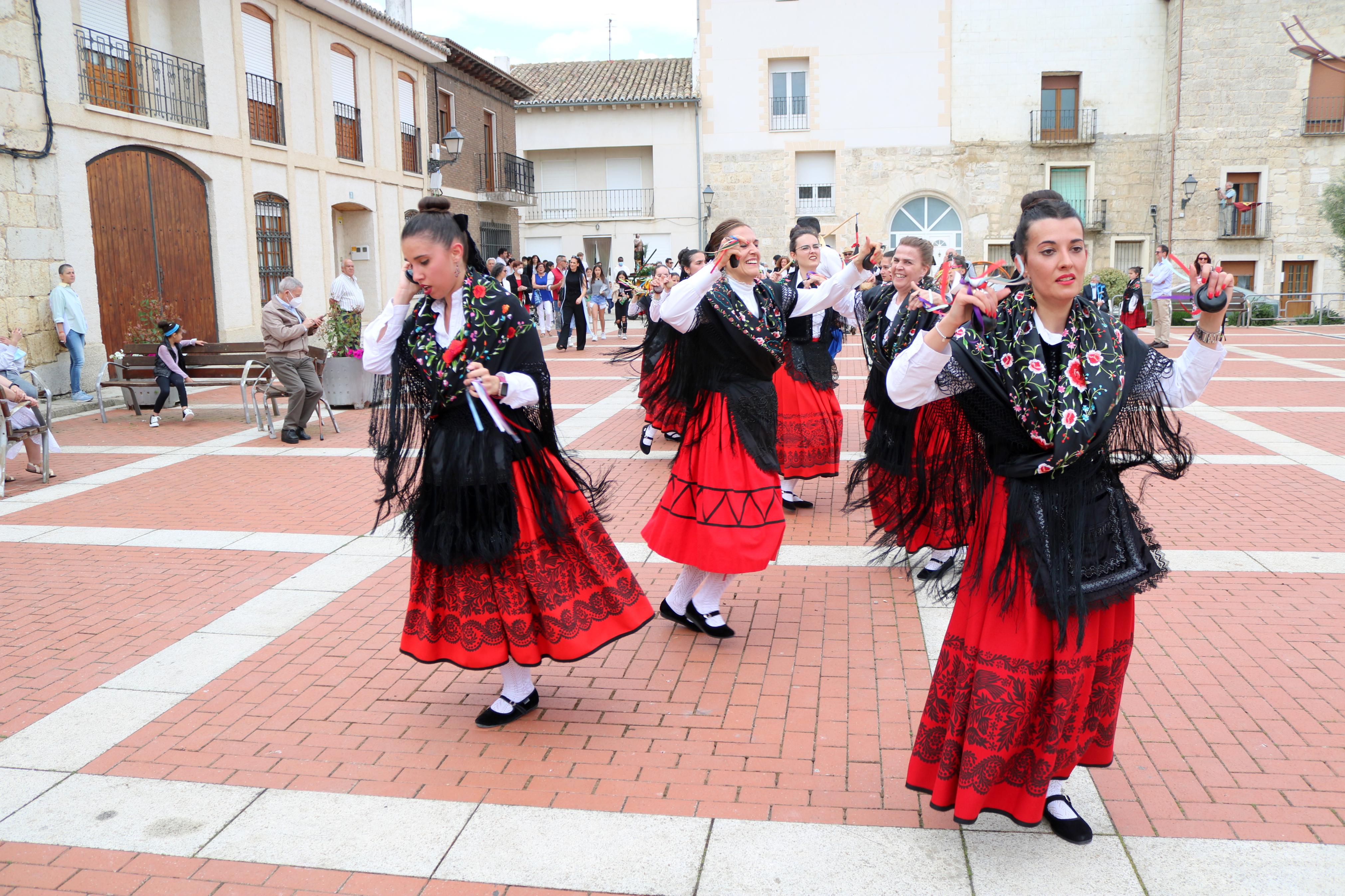 Decenas de danzantes participaron en la fiesta en honor a San Isidro Lavr