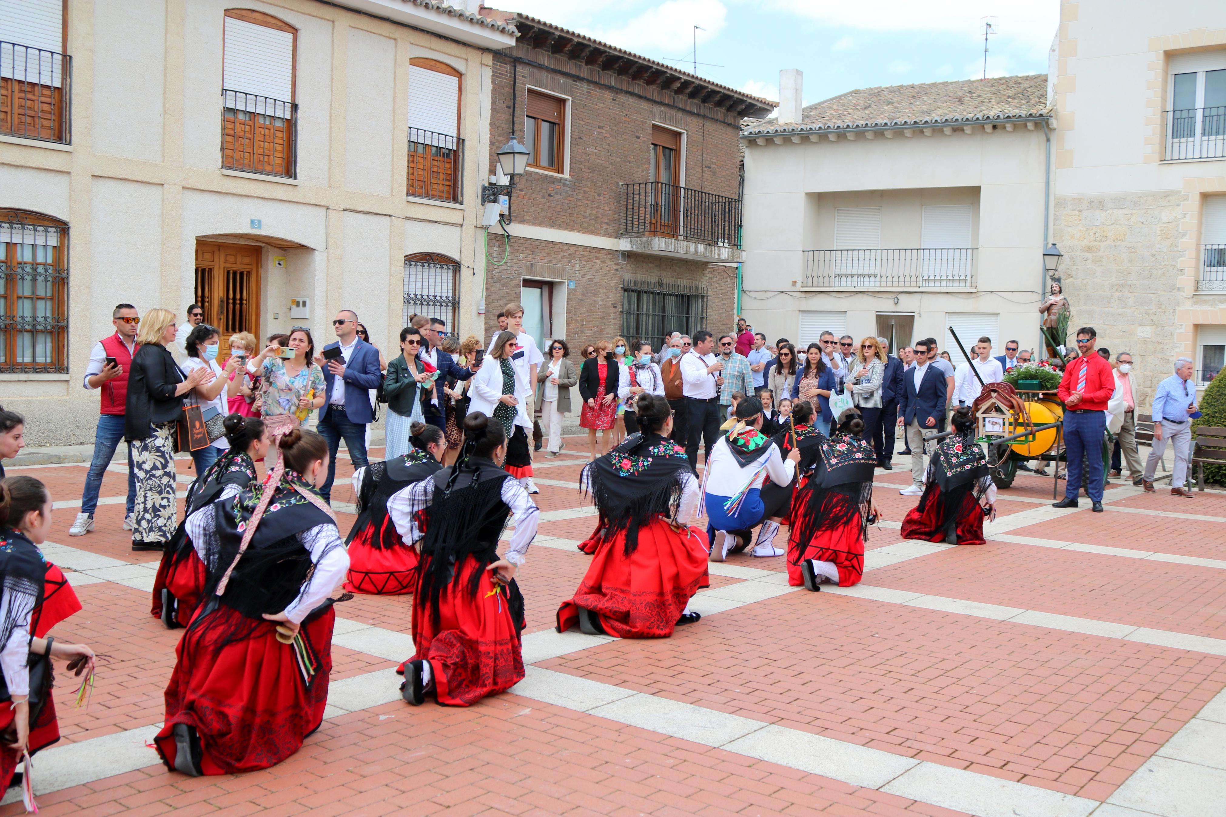 Decenas de danzantes participaron en la fiesta en honor a San Isidro Lavr