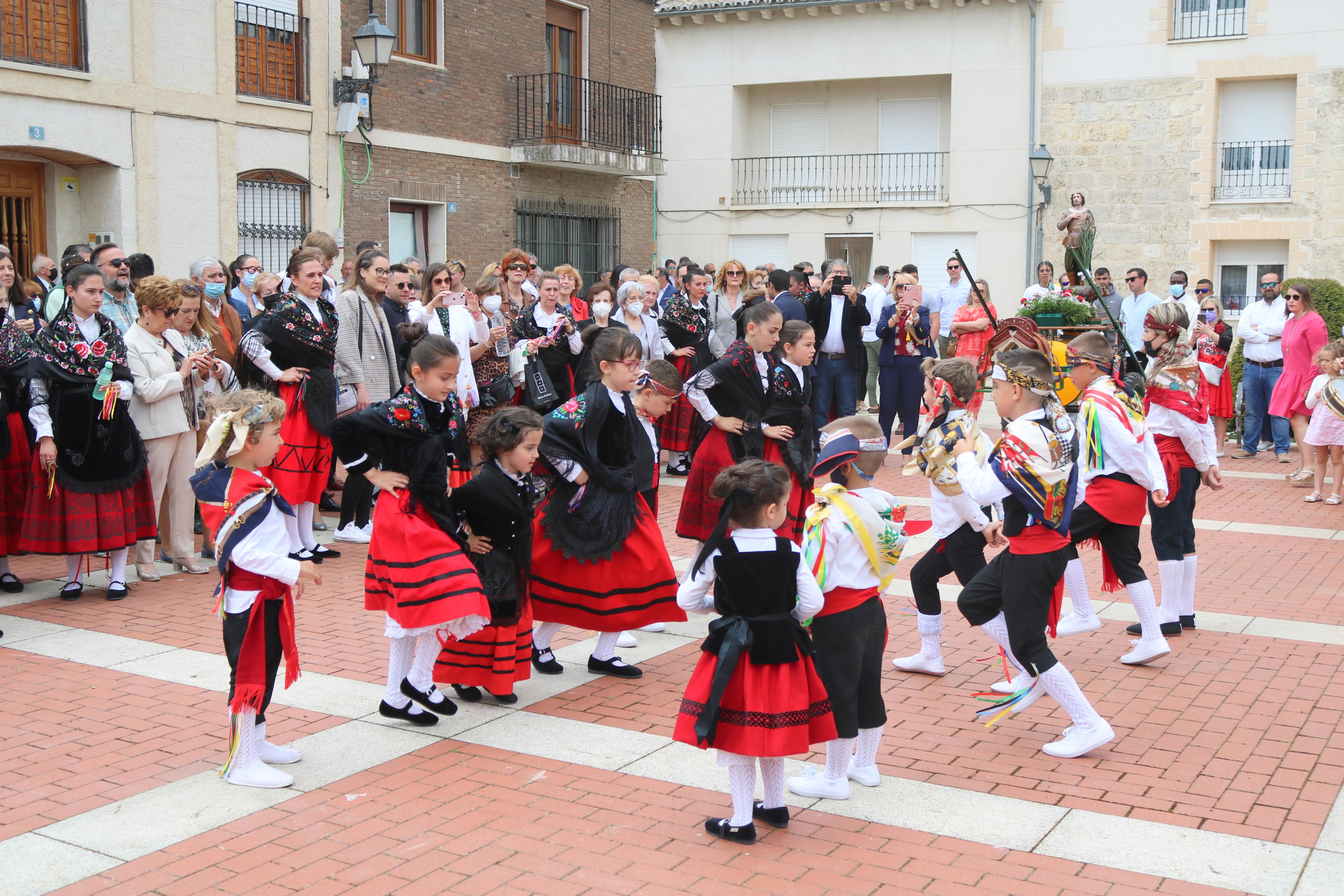 Decenas de danzantes participaron en la fiesta en honor a San Isidro Lavr