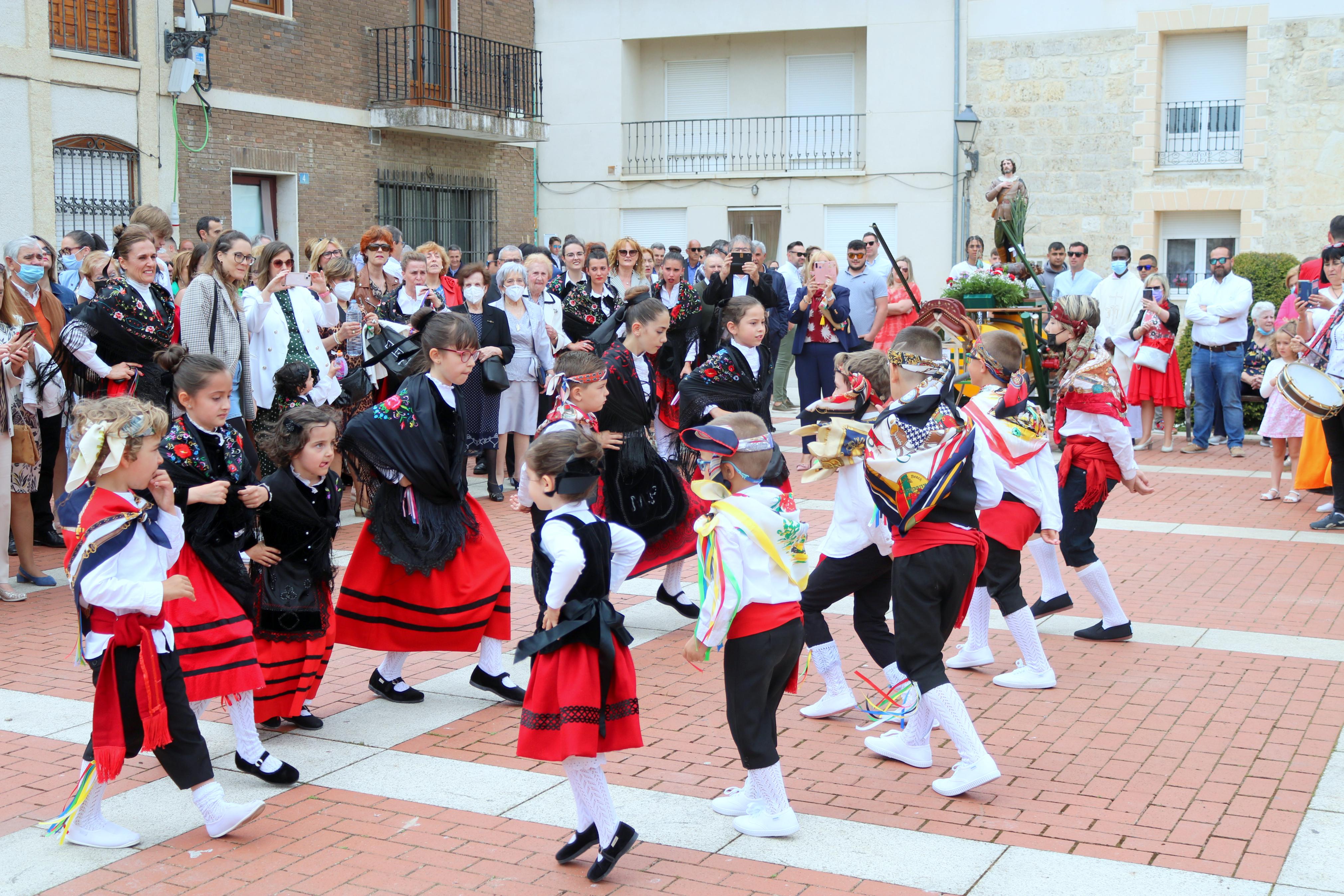 Decenas de danzantes participaron en la fiesta en honor a San Isidro Lavr